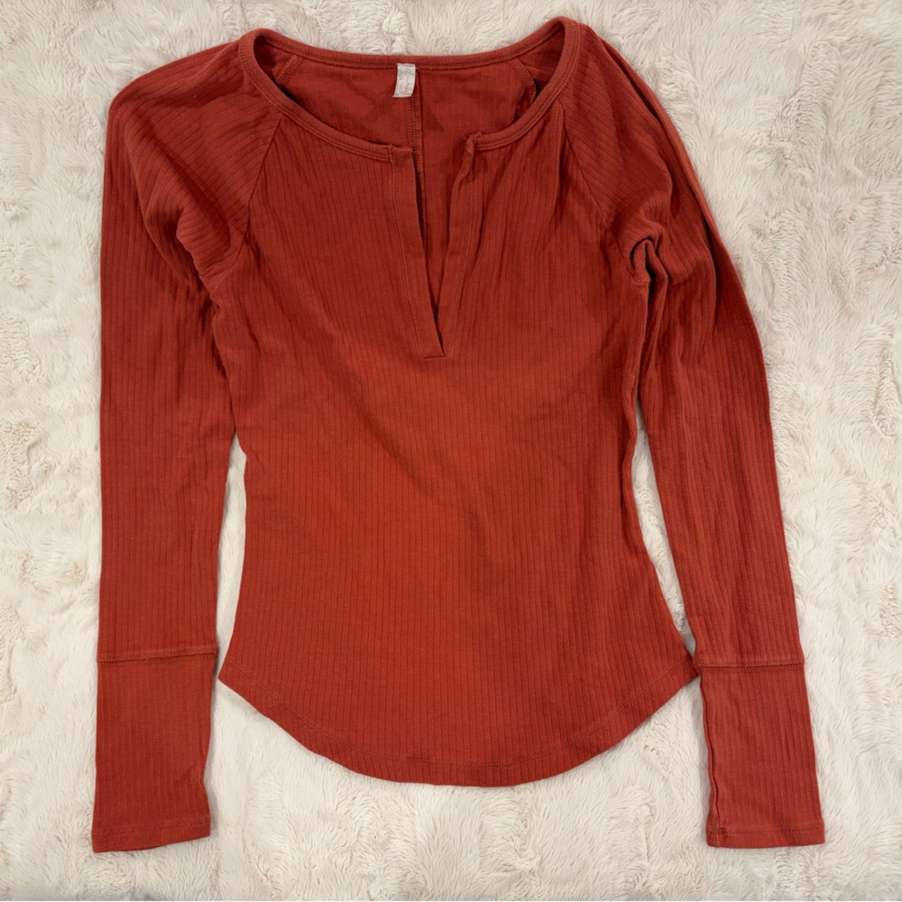 Free People Intimately Billie Ribbed
Split-Neck Rust Long Sleeve Top